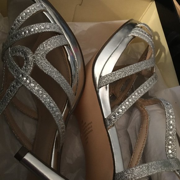 IM Vilina Silver Size 8 Wedding, Dinner, Dress Shoes Low Heel NEW - Picture 5 of 7